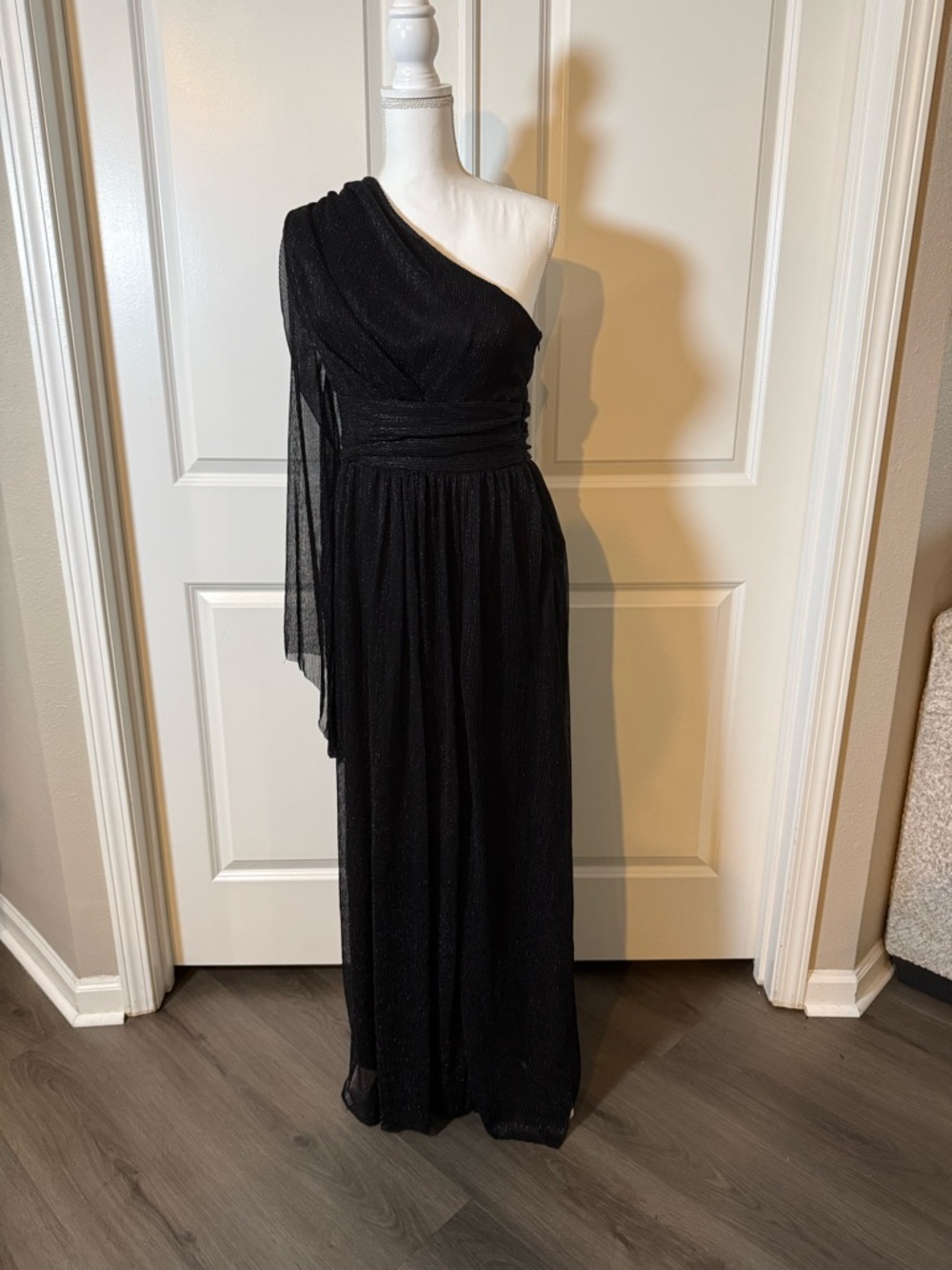 Giffy Black One-Shoulder Evening Dress with Draped Sleeve